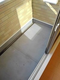 暖かな日差しのふりそそぐバルコニー