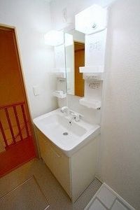 明るい洗面所です