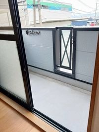 暖かな日差しのふりそそぐバルコニー