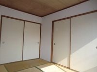 二間続きの戸を閉めるとプライベート空間に…