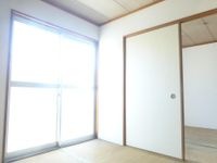 落ち着いて過ごせるお部屋なので、寝室にいかがでしょうか