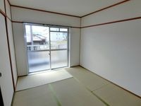 畳の上でゆっくりとくつろげる和室です