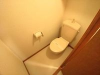 明るく清潔感のあるトイレ
