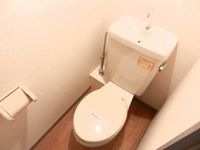 白を基調とした清潔感のあるトイレ