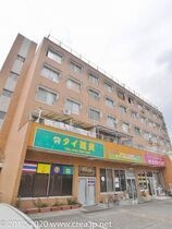 鶴ヶ岡マンションの外観