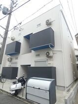 Attic宝持の外観