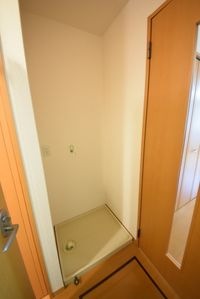 ★洗濯機置き場は隠れるようになっています★