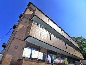 ロイヤルクレッセント西登戸参番館の外観