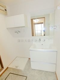 独立洗面台、棚収納と洗濯機置き場