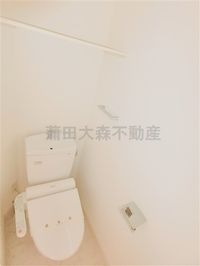 温水暖房便座付トイレ 上部棚板あり