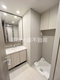3面鏡の独立洗面台 洗面脱衣所 洗濯機置き場