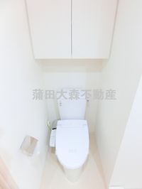 棚収納と温水洗浄便座トイレ