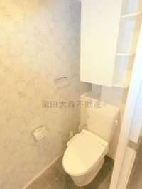 吊戸棚と温水洗浄便座付きのトイレ