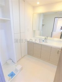 大きな3面鏡の独立洗面台 洗面脱衣所 棚収納付きの洗濯機置き