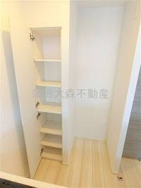 キッチン冷蔵庫置き場横に棚収納!