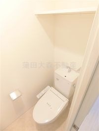 棚と温水洗浄便座付きのトイレ