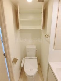 棚収納と温水洗浄便座付きトイレ