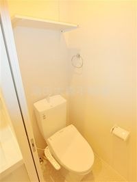 棚と温水洗浄便座付きトイレ