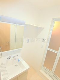 独立洗面台 棚付きの洗濯機置き場 洗面脱衣所