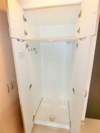 上部に棚付きの室内洗濯機置き場