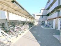 屋根付きラック式無料駐輪場!