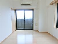南西角部屋2面採光の洋室