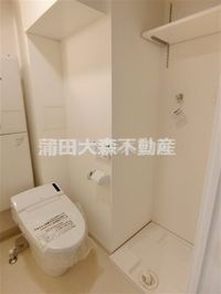 棚付きの洗濯機置き場 温水洗浄便座付きのタンクレストイレ
