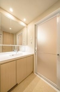 収納付大きな鏡の独立洗面台 洗面脱衣所