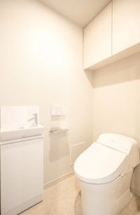 吊戸棚収納と温水洗浄便座付きのトイレ
