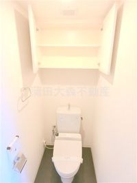 棚収納と温水暖房便座付きトイレ