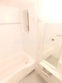 窓と浴室乾燥機、追焚付きのお風呂 バスルーム