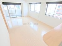 南西角部屋の明るいLDK12.4帖 カウンターキッチンのリビングダ