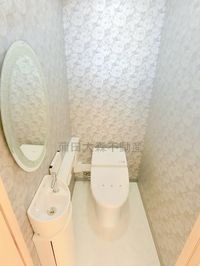 手洗いと温水洗浄便座付きトイレ