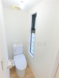 窓と温水洗浄便座付きのトイレ