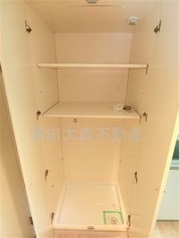 棚と扉付きの洗濯機置き場