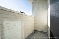 暖かな日差しのふりそそぐバルコニー