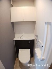 落ち着いた色調のトイレです