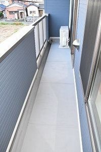 暖かな日差しのふりそそぐバルコニー