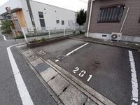 車をお持ちの方に嬉しい駐車場付きの物件です