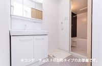 ゆったりとスペースのある洗面所