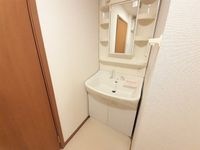 ゆったりとスペースのある洗面所