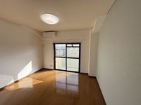ゆったり過ごせる洋室です