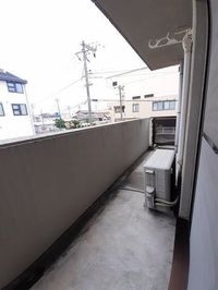 暖かな日差しのふりそそぐバルコニー
