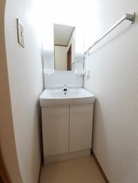 明るい洗面所です