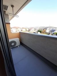 暖かな日差しのふりそそぐバルコニー