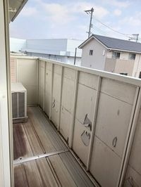 暖かな日差しのふりそそぐバルコニー