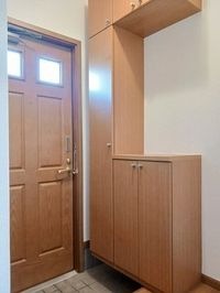 収納もある玄関です