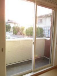 暖かな日差しのふりそそぐバルコニー