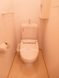 落ち着いた色調のトイレです