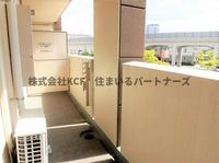 暖かな日差しのふりそそぐバルコニー